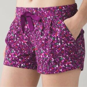 Lululemon Spring Break Away Short Purple Paradise Camo Multicolor size‎ 4 Run